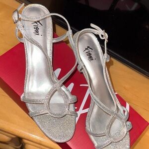 FIONI Clothing Glittery Silver Heels